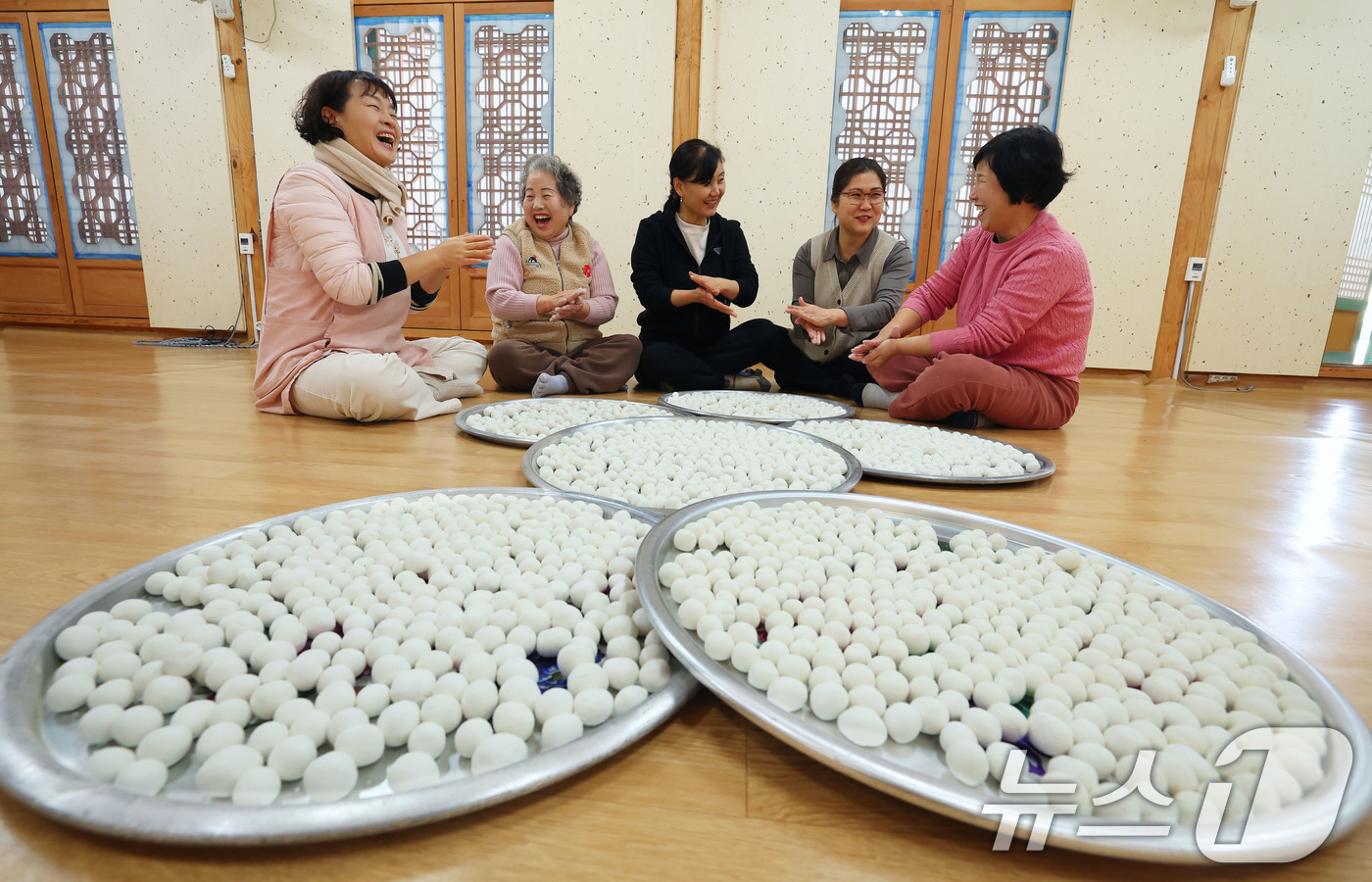 (서울=뉴스1) = 절기상 동지(冬至)를 하루 앞둔 21일 경남 함양군 함양읍 보림사에서 신도들이 동지 팥죽에 들어갈 새알을 정성스레 빚고 있다. (함양군 제공. 재판매 및 DB …