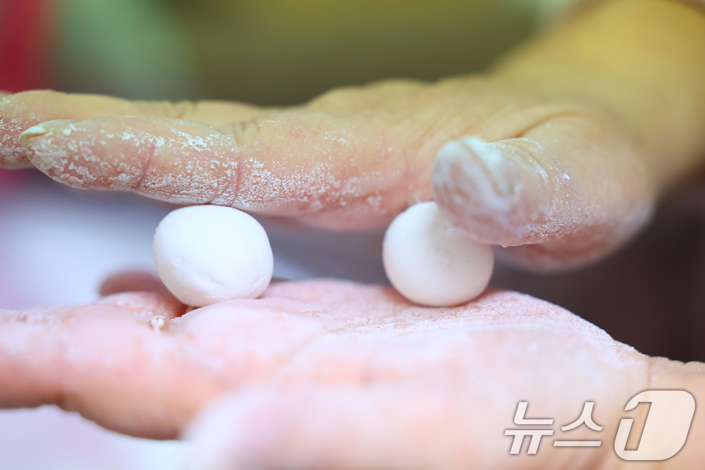 (서울=뉴스1) = 절기상 동지(冬至)를 하루 앞둔 21일 경남 함양군 함양읍 보림사에서 신도들이 동지 팥죽에 들어갈 새알을 정성스레 빚고 있다. (함양군 제공. 재판매 및 DB …