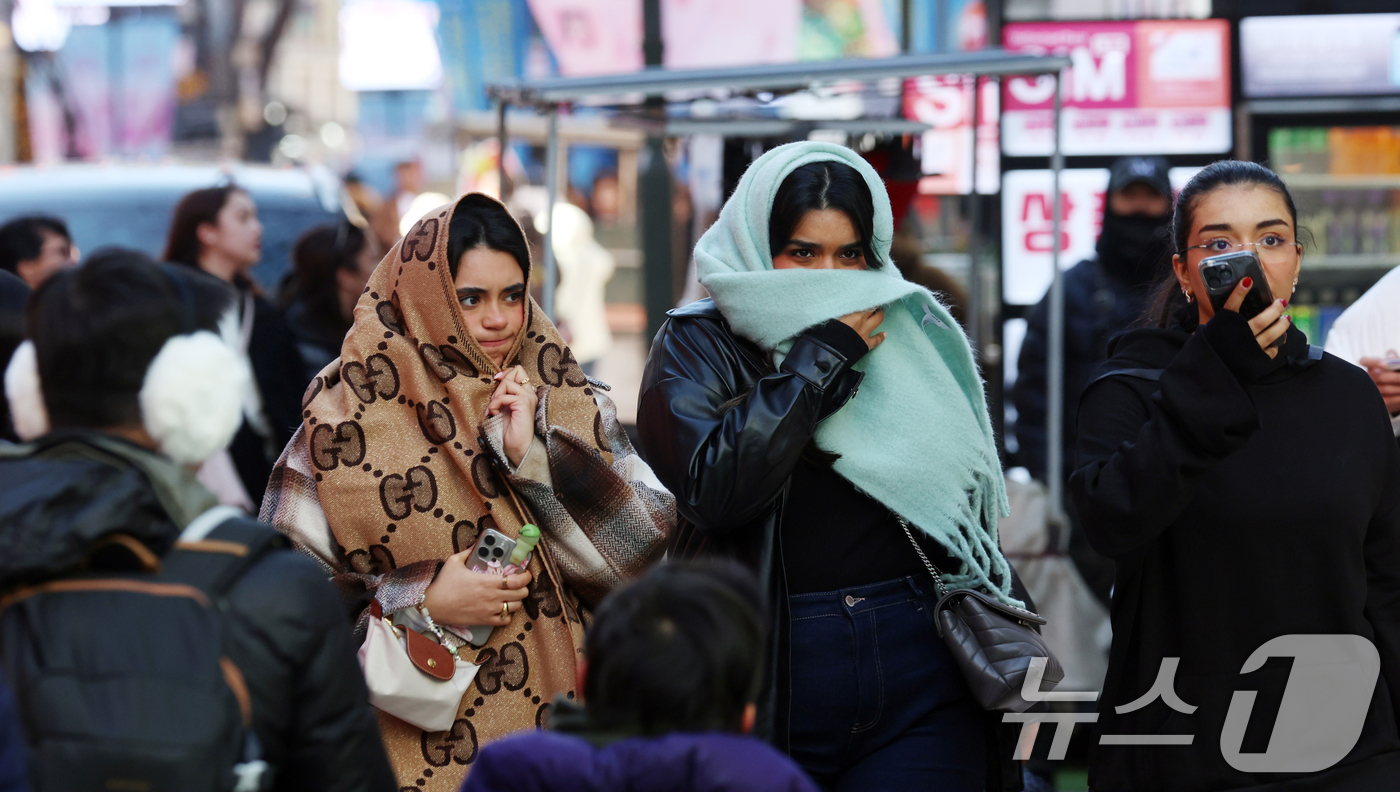 (서울=뉴스1) 김명섭 기자 = 휴일인 21일 서울 명동에서 외국인 관광객들이 추운 날씨속에서 연말을 보내고 있다. 이날 서울 낮기온은 2도를 보였다. 한편 연중 밤의 길이가 가장 …