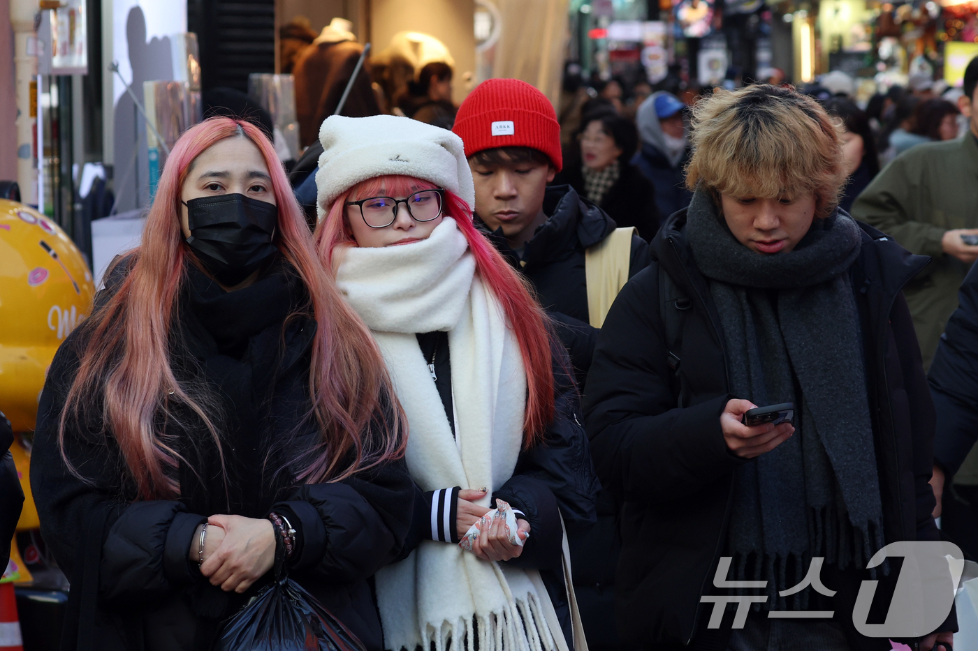 (서울=뉴스1) 김명섭 기자 = 휴일인 21일 서울 명동에서 외국인 관광객들이 추운 날씨속에서 연말을 보내고 있다. 이날 서울 낮기온은 2도를 보였다. 한편 연중 밤의 길이가 가장 …