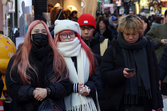 동지 앞두고 쌀쌀한 명동, 외국인 관광객 연말 나들이