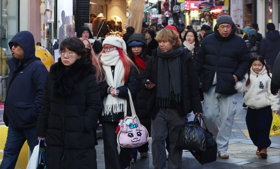 한파 속 명동, 연말 즐기는 외국인들
