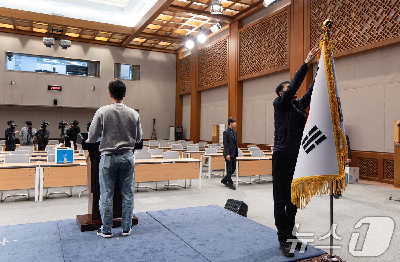 (서울=뉴스1) 이재명 기자 = 대통령실이 청와대 순차 이전을 진행 중인 21일 청와대 춘추관 브리핑룸에서 취재진들이 장비를 점검하고 있다. 2025.12.21/뉴스1