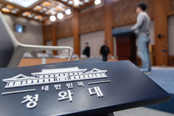 브리핑룸 음향 장비 점검하는 취재진들