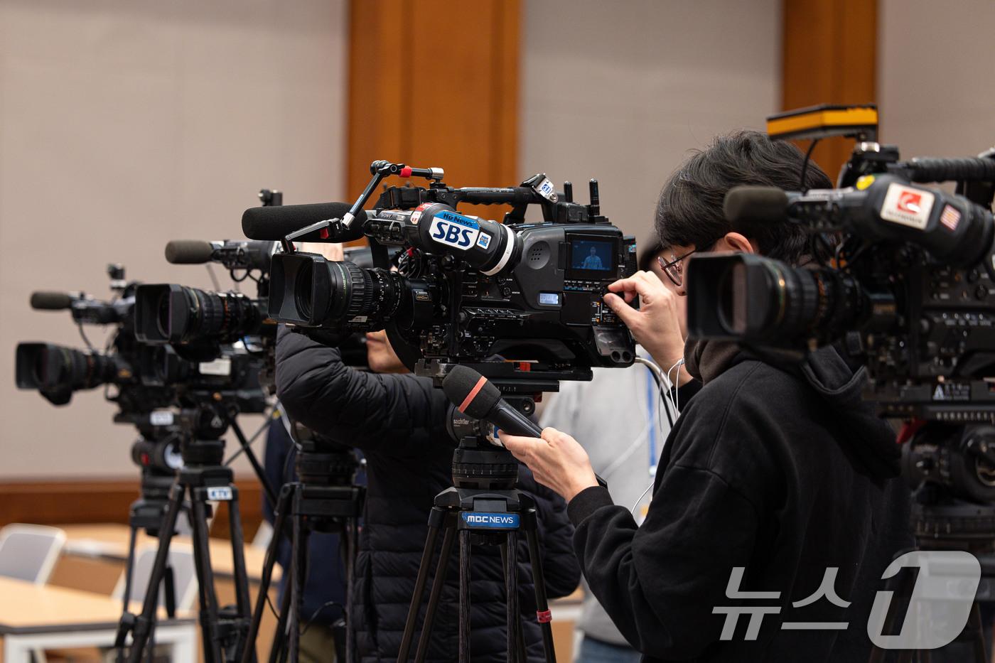 (서울=뉴스1) 이재명 기자 = 대통령실이 청와대 순차 이전을 진행 중인 21일 청와대 춘추관 브리핑룸에서 취재진들이 장비를 점검하고 있다. 2025.12.21/뉴스1
