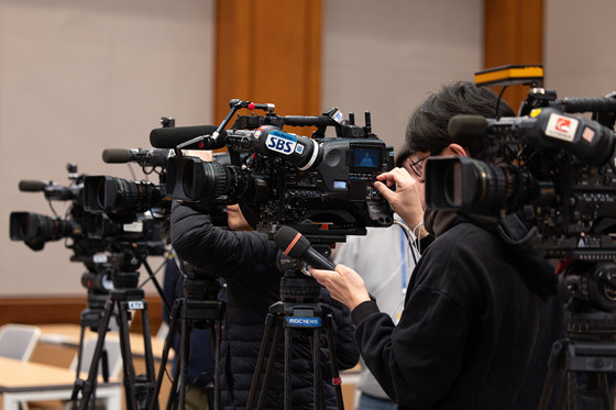 춘추관 브리핑룸에서 장비 점검 나선 취재진들