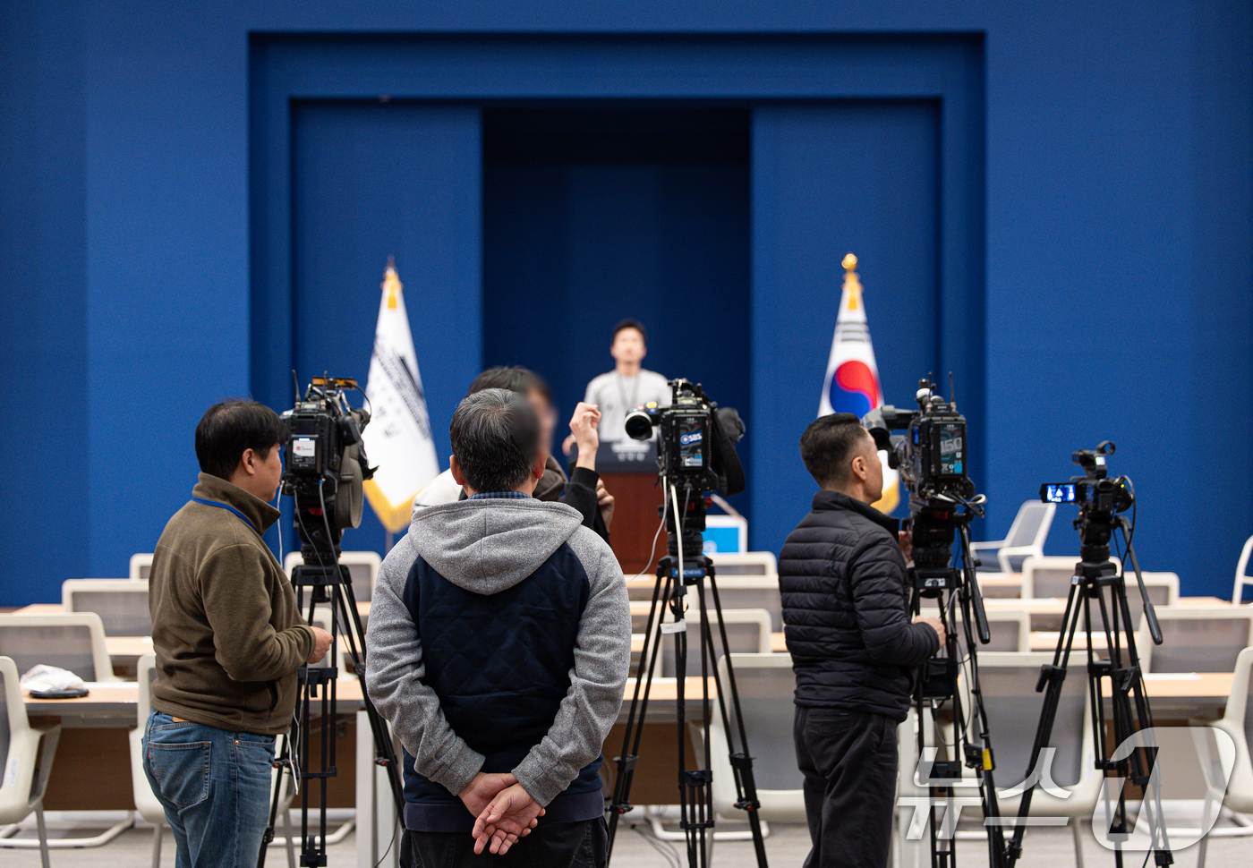 (서울=뉴스1) 이재명 기자 = 대통령실이 청와대 순차 이전을 진행 중인 21일 청와대 춘추관 브리핑룸에서 취재진들이 장비를 점검하고 있다. 2025.12.21/뉴스1