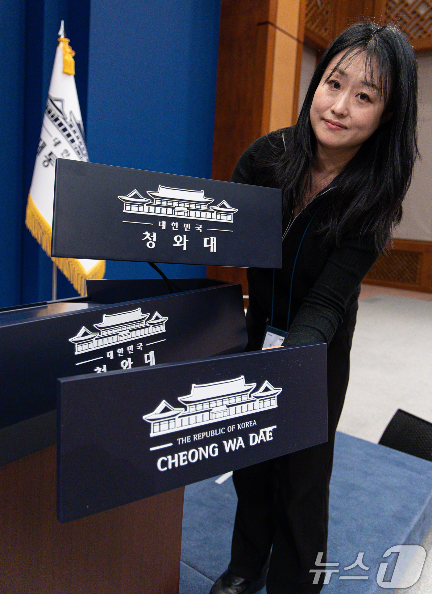 (서울=뉴스1) 이재명 기자 = 대통령실이 청와대 순차 이전을 진행 중인 21일 청와대 춘추관 브리핑룸에서 직원이 탈부착 업무표장을 설치하고 있다. 2025.12.21/뉴스1