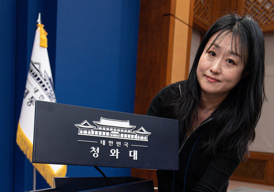 춘추관 브리핑룸 단상 업무표장 정돈