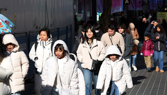 추위 속 연말 명동, 외국인 관광객 활기
