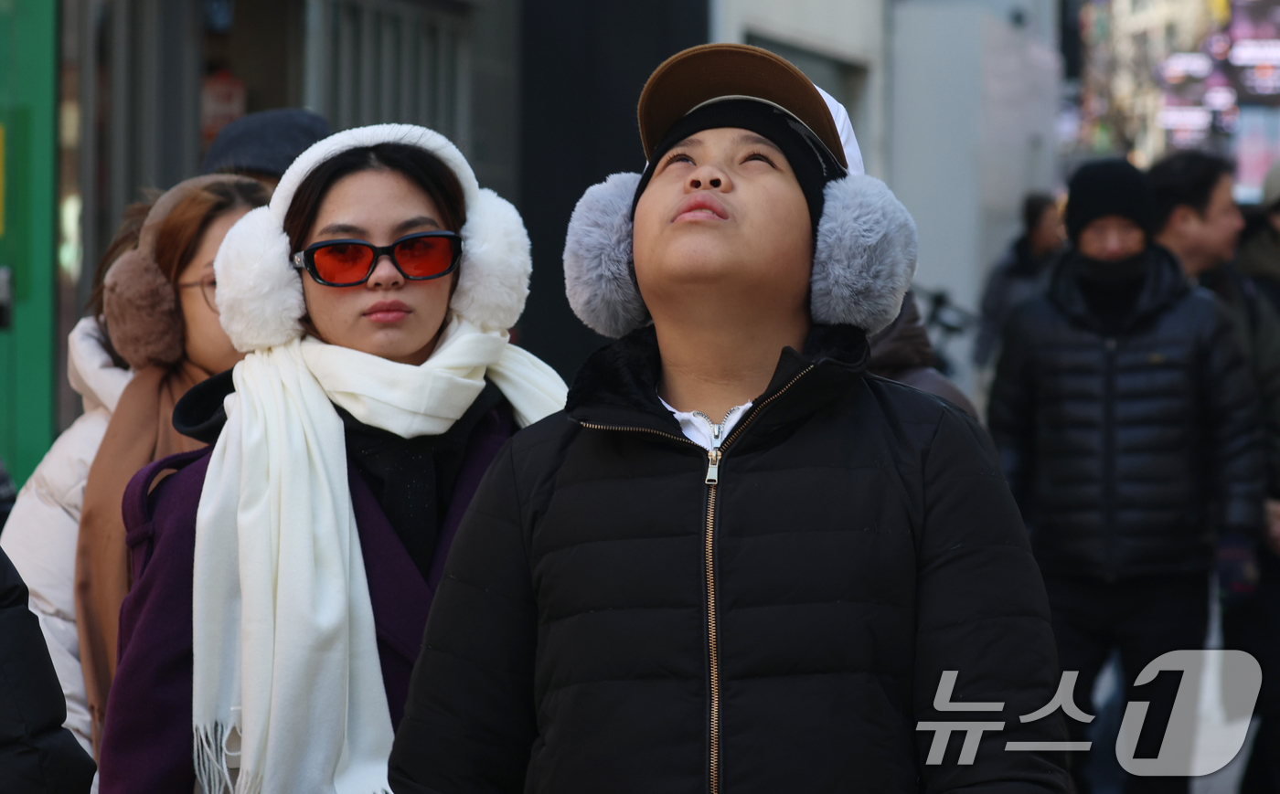 (서울=뉴스1) 김명섭 기자 = 휴일인 21일 서울 명동에서 외국인 관광객들이 추운 날씨속에서 연말을 보내고 있다. 이날 서울 낮기온은 2도를 보였다. 한편 연중 밤의 길이가 가장 …