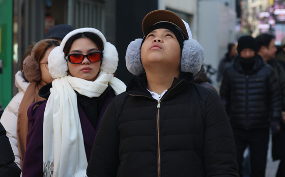 추운 날씨에도 명동 찾은 외국인 관광객들