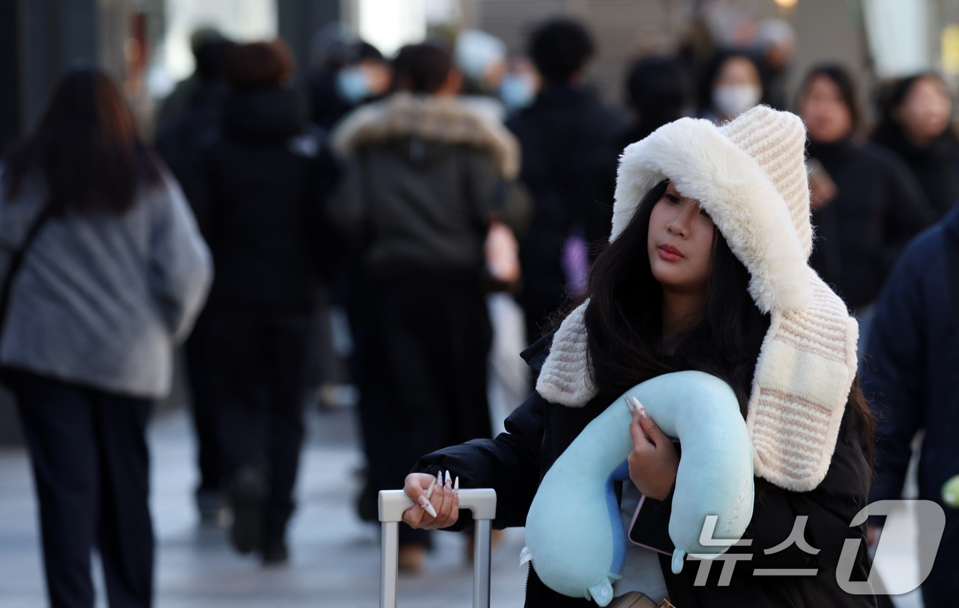 (서울=뉴스1) 김명섭 기자 = 휴일인 21일 서울 명동에서 외국인 관광객들이 추운 날씨속에서 연말을 보내고 있다. 이날 서울 낮기온은 2도를 보였다. 한편 연중 밤의 길이가 가장 …