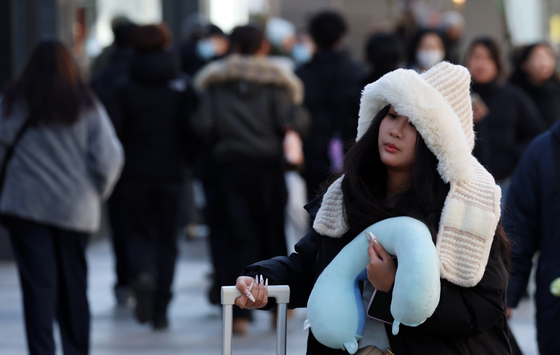 한국 추위 맛보는 외국인 관광객들