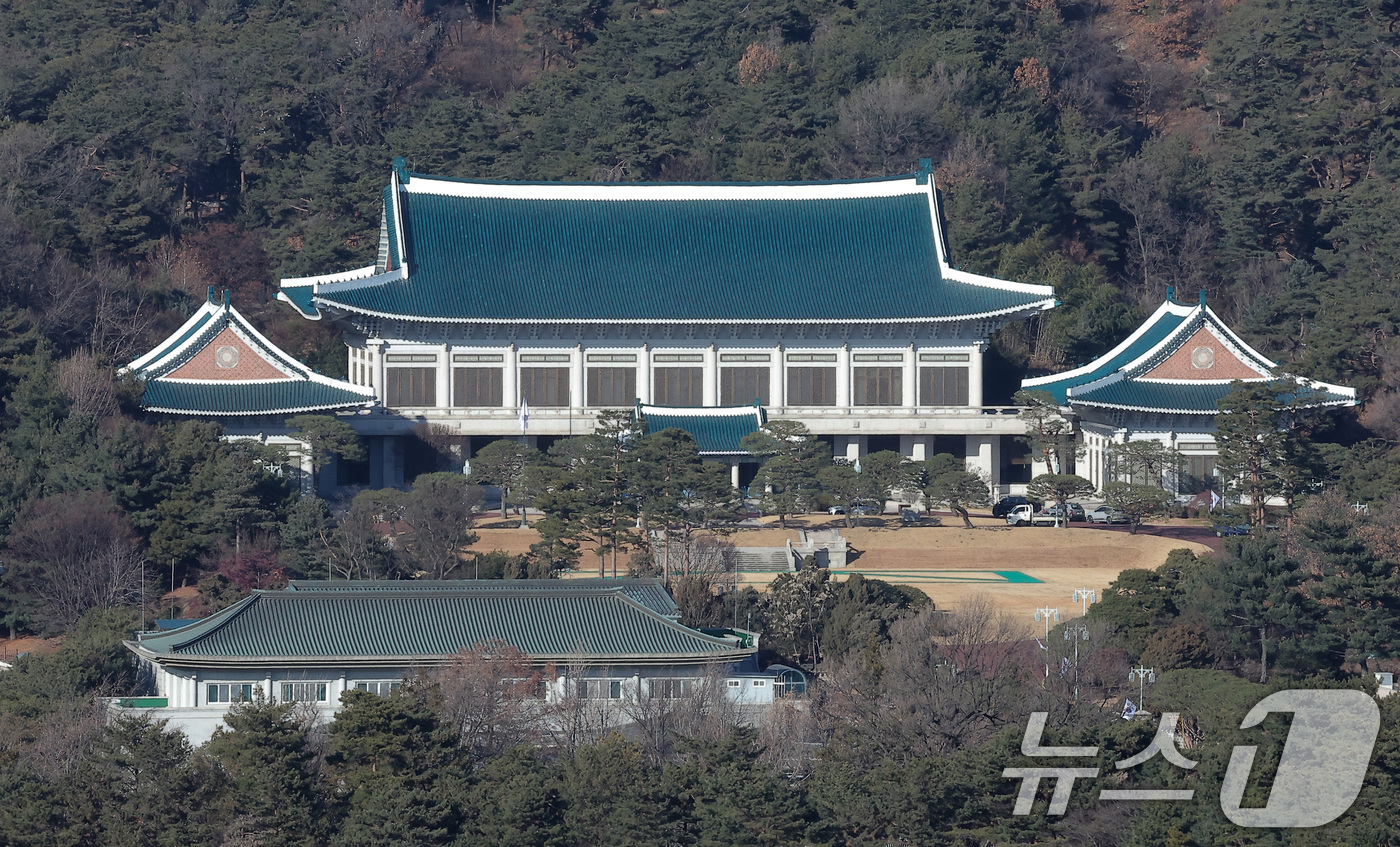 (서울=뉴스1) 김성진 기자 = 대통령실이 청와대 순차 이전을 진행 중인 12일 서울 종로구 정부서울청사에서 바라본 청와대 모습.대통령실은 이번 달 말까지 청와대 이전을 마칠 예정 …