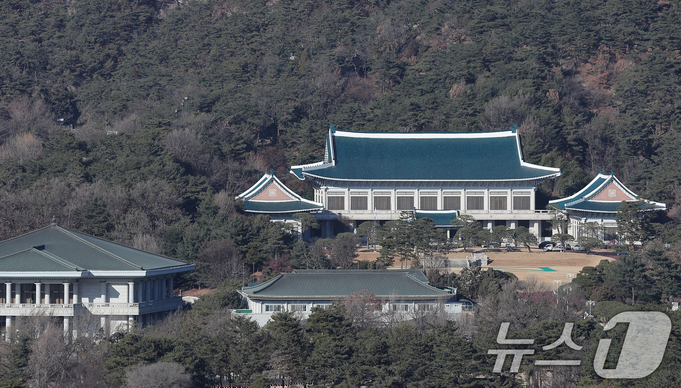 (서울=뉴스1) 김성진 기자 = 대통령실이 청와대 순차 이전을 진행 중인 12일 서울 종로구 정부서울청사에서 바라본 청와대 모습.대통령실은 이번 달 말까지 청와대 이전을 마칠 예정 …