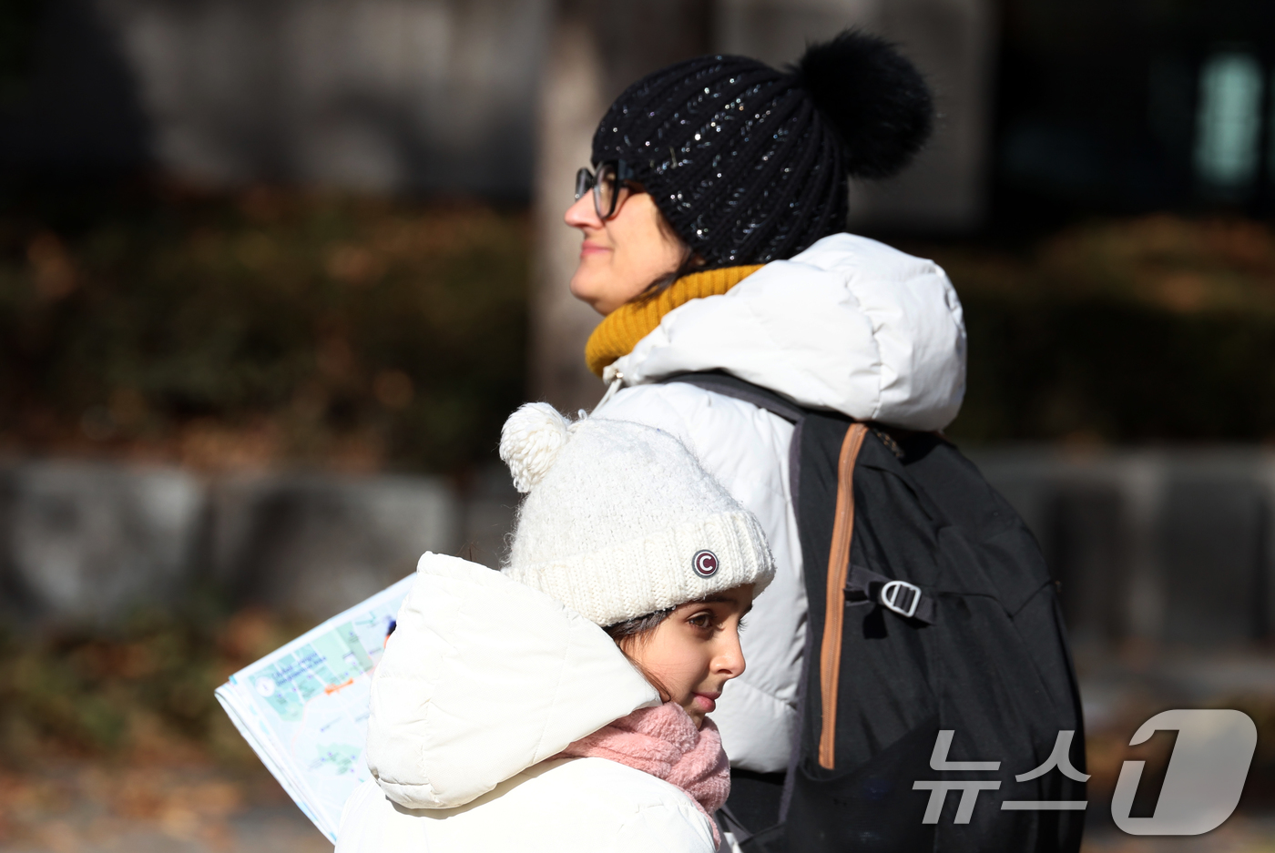 (서울=뉴스1) 김명섭 기자 = 휴일인 21일 서울 종로에서 외국인 관광객들이 추운 날씨속에서 연말을 보내고 있다. 이날 서울 낮기온은 2도를 보였다. 한편 연중 밤의 길이가 가장 …