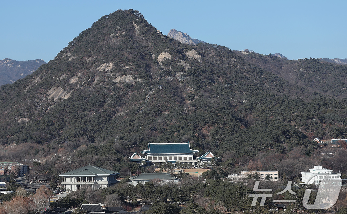 (서울=뉴스1) 김성진 기자 = 대통령실이 청와대 순차 이전을 진행 중인 12일 서울 종로구 정부서울청사에서 바라본 청와대 모습.대통령실은 이번 달 말까지 청와대 이전을 마칠 예정 …