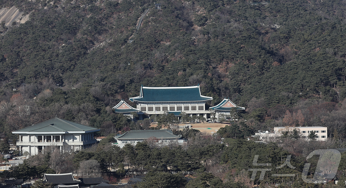 (서울=뉴스1) 김성진 기자 = 대통령실이 청와대 순차 이전을 진행 중인 12일 서울 종로구 정부서울청사에서 바라본 청와대 모습.대통령실은 이번 달 말까지 청와대 이전을 마칠 예정 …