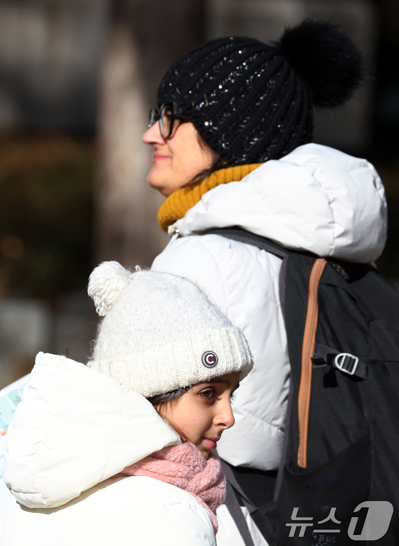 (서울=뉴스1) 김명섭 기자 = 휴일인 21일 서울 종로에서 외국인 관광객들이 추운 날씨속에서 연말을 보내고 있다. 이날 서울 낮기온은 2도를 보였다. 한편 연중 밤의 길이가 가장 …