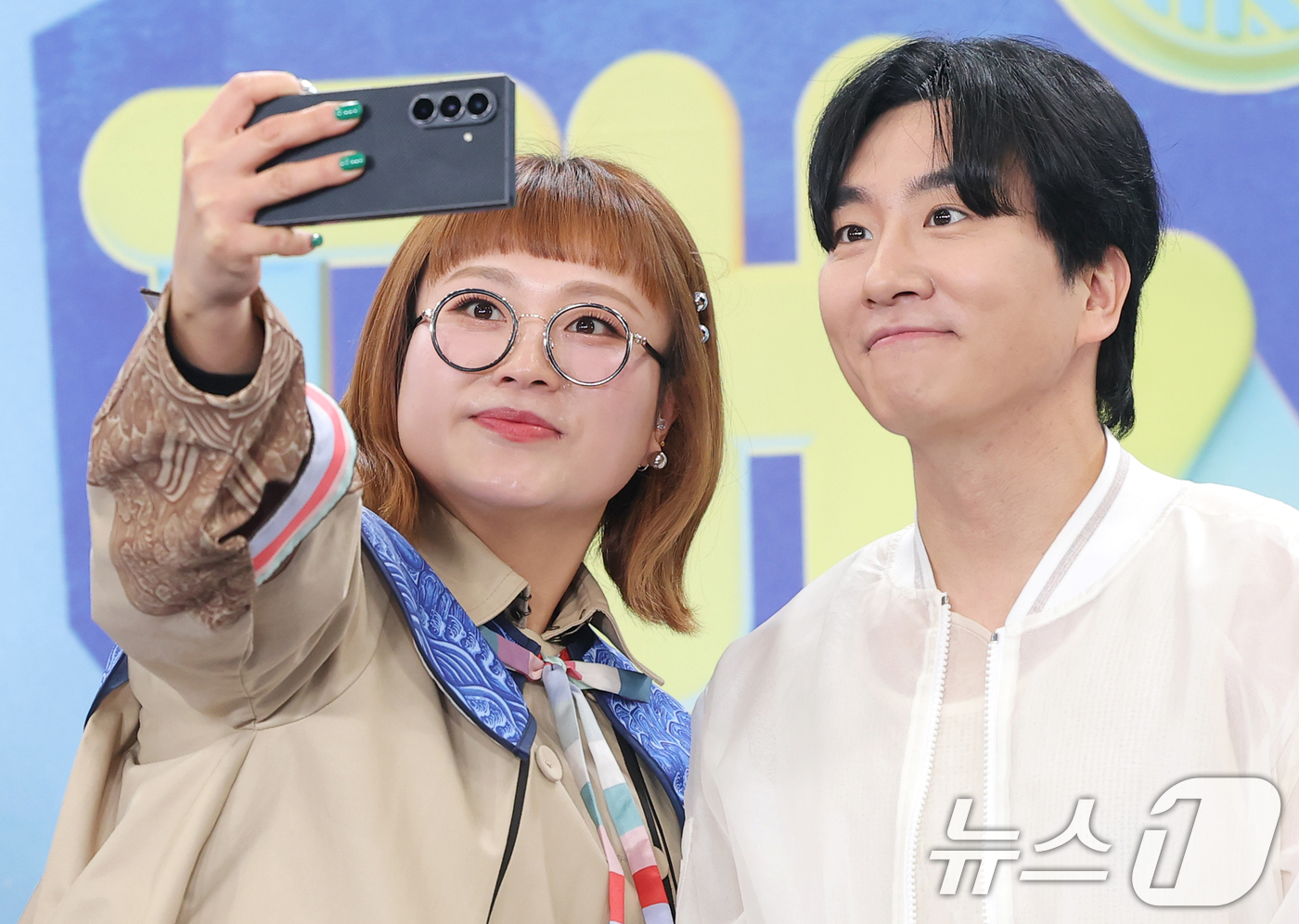 (서울=뉴스1) 권현진 기자 = '개그콘서트' 조수연, 신윤승(오른쪽)이 20일 서울 영등포구 KBS홀에서 열린 ‘2025 KBS 연예대상’ 블루카펫 행사에서 핸드폰을 들고 기념 …