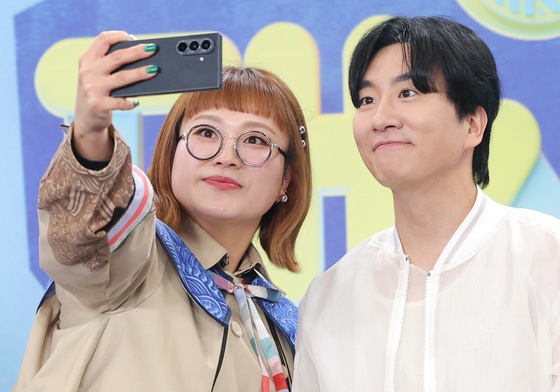 조수연·신윤승, 신상 트라이폴드로 'KBS 연예대상' 기념 촬영