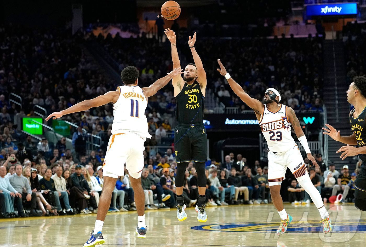 본문 이미지 - 골든스테이트 워리어스의 간판 슈터 스테픈 커리(30번). ⓒ AFP=뉴스1