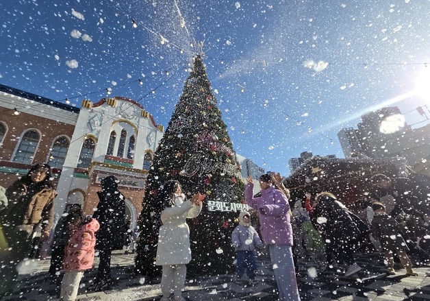 "와 눈이다!"…익산 한복판에 열린 크리스마스 마켓에 인파 '북적'