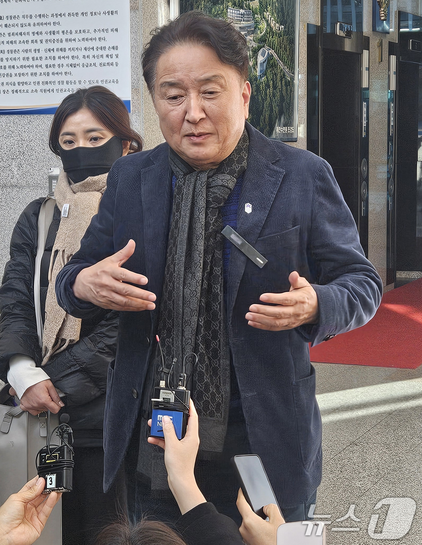 (청주=뉴스1) 이재규 기자 = 지역 체육계 인사들로부터 돈봉투를 수수한 혐의를 받는 김영환 충북지사가 21일 청주시 충북경찰청 반부패경제범죄수사대에서 두 번째 소환조사를 마친 후 …