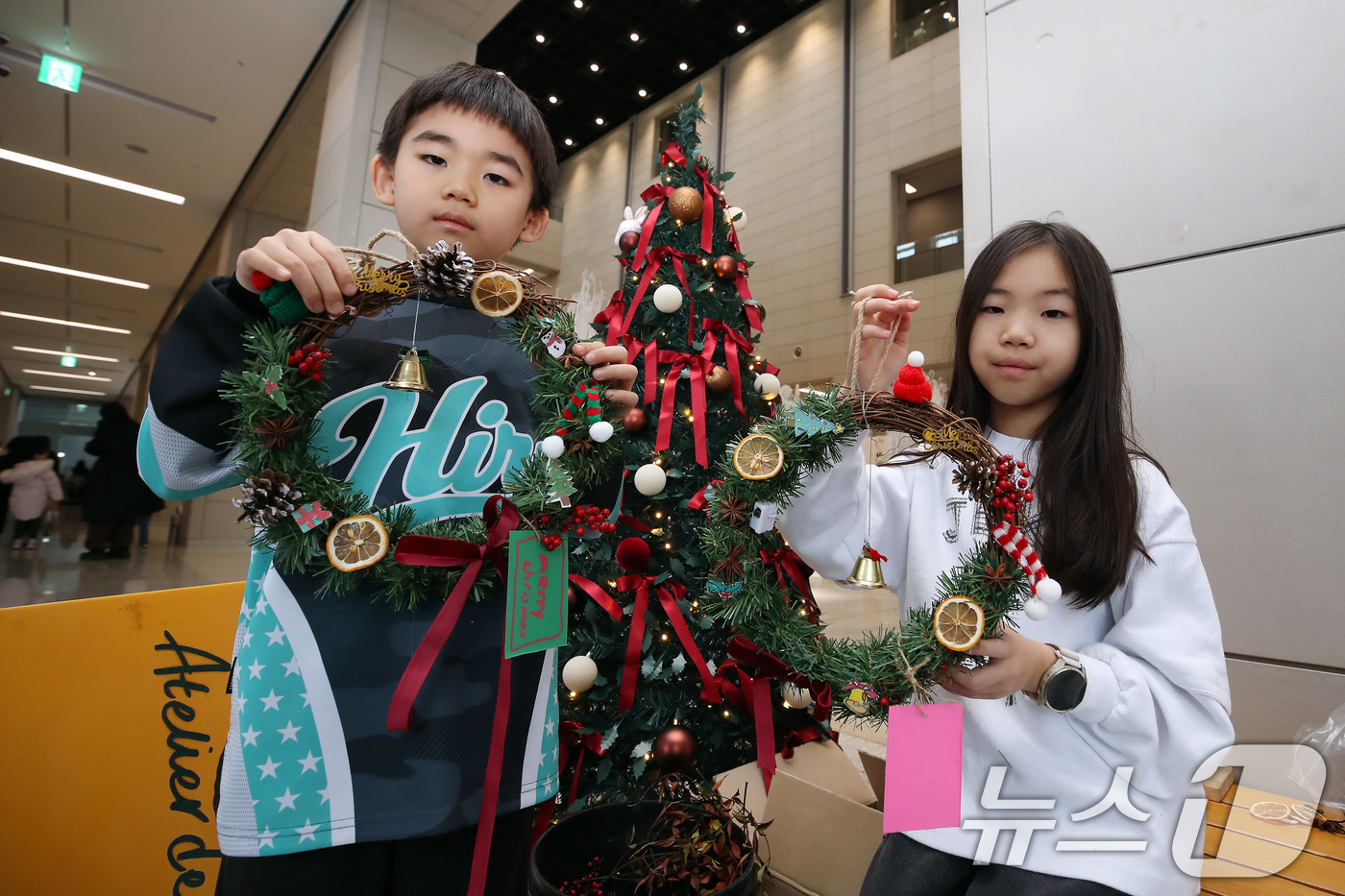 (대구=뉴스1) 공정식 기자 = 크리스마스를 나흘 앞둔 21일 대구 수성구 대구미술관을 찾은 어린이들이 직접 만든 크리스마스 화환(리스)을 들어 보이고 있다.선착순 400명을 모집 …