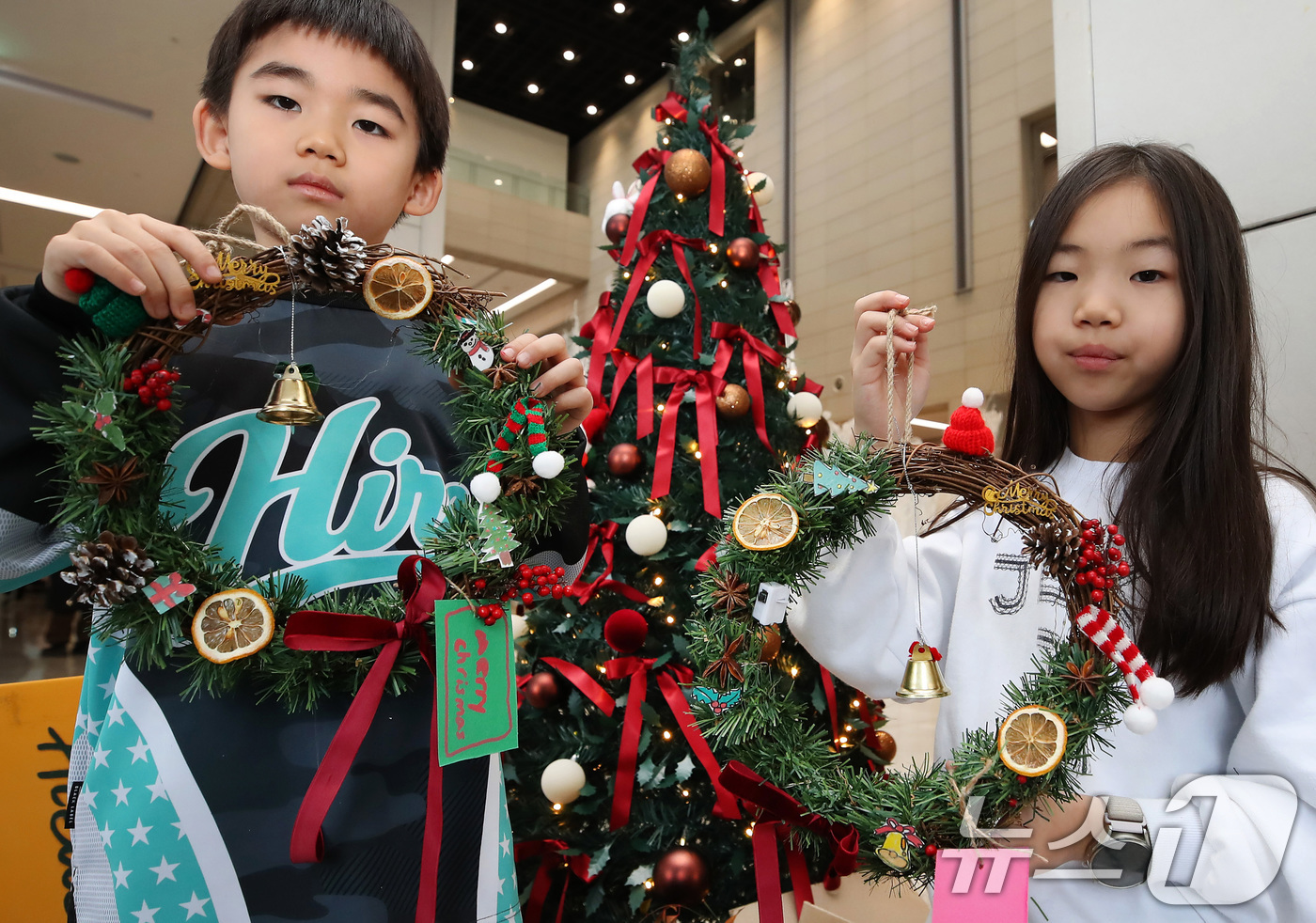(대구=뉴스1) 공정식 기자 = 크리스마스를 나흘 앞둔 21일 대구 수성구 대구미술관을 찾은 어린이들이 직접 만든 크리스마스 화환(리스)을 들어 보이고 있다.선착순 400명을 모집 …