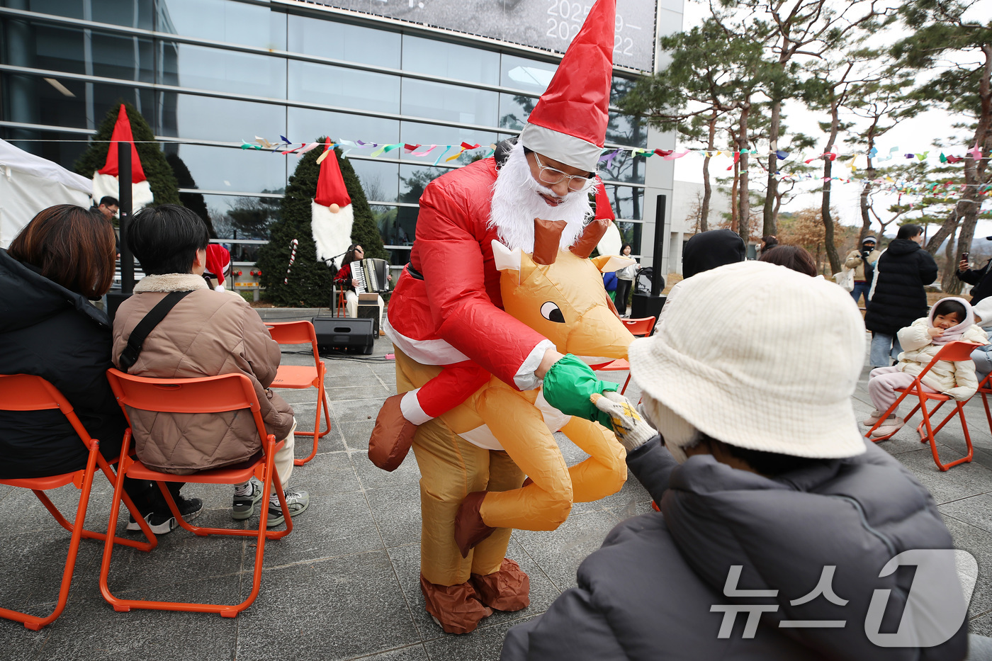 (대구=뉴스1) 공정식 기자 = 크리스마스를 나흘 앞둔 21일 대구미술관에서 열린 '대구미술관 성탄장' 축하공연 도중 산타 복장의 출연진이 한 어린이와 인사를 나누고 있다.이날 행 …