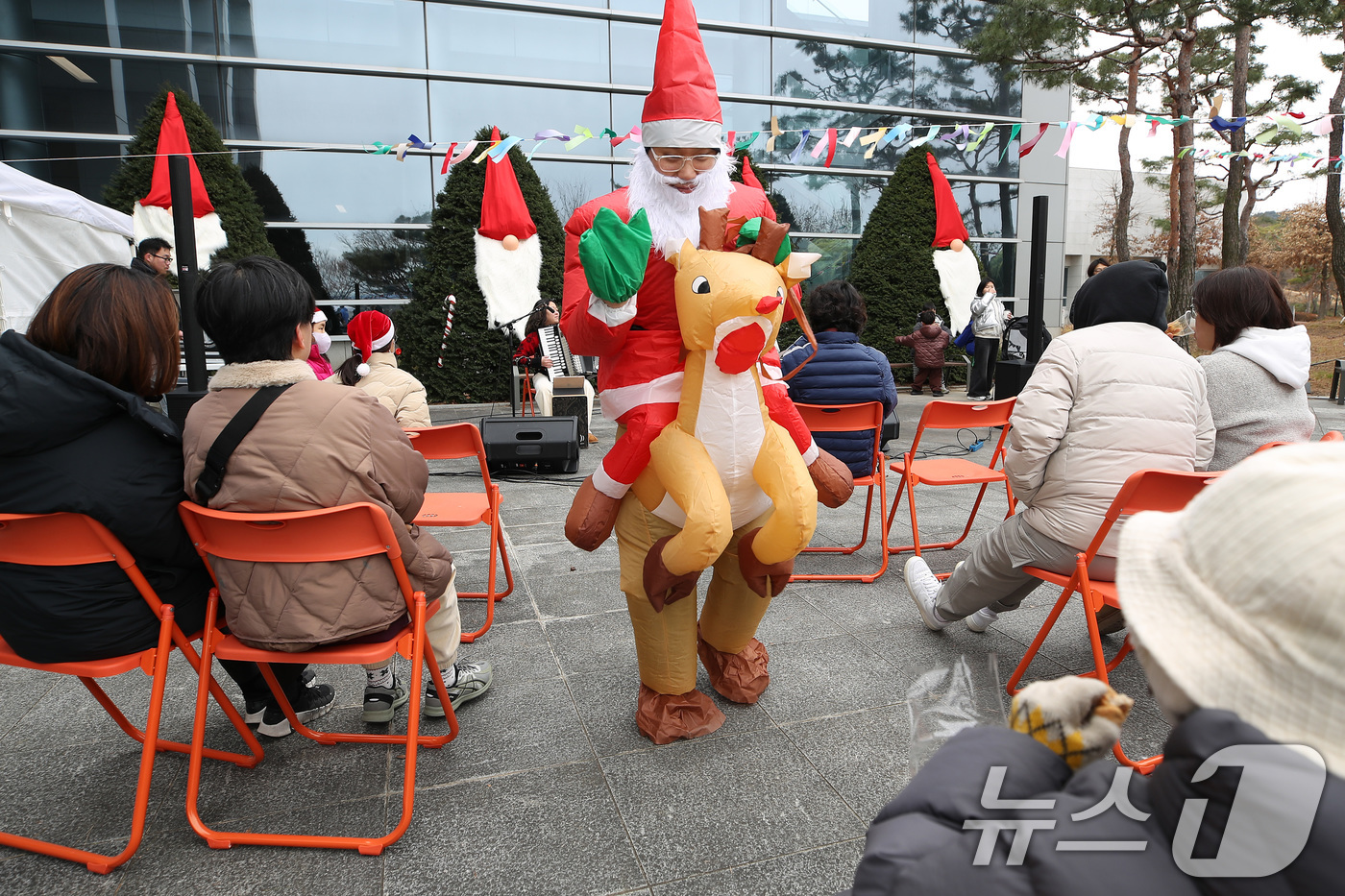 (대구=뉴스1) 공정식 기자 = 크리스마스를 나흘 앞둔 21일 '대구미술관 성탄장'을 찾은 시민들이 축하공연을 관람하고 있다.이날 행사에는 지역 농부와 자영업자, 예술가 등이 참여 …