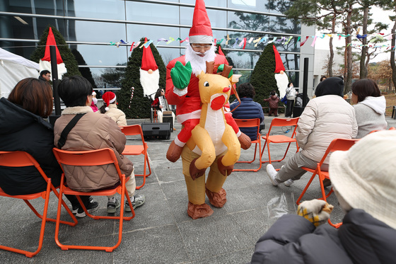 '추위 잊은 채' 성탄 축하공연
