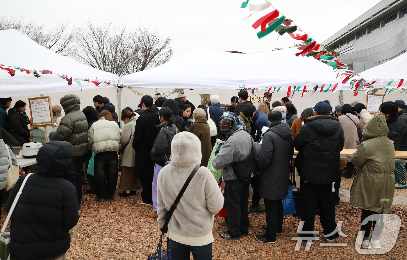 (대구=뉴스1) 공정식 기자 = 크리스마스를 나흘 앞둔 21일 지역 농부와 자영업자 등이 참여하는 '대구미술관 성탄장'을 찾은 시민들이 장을 보고 있다.대구미술관은 '쓰레기 없는 …