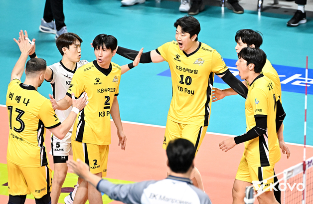 KB, 우리카드 꺾고 2연승…2위 현대캐피탈과 승점 1차 추격