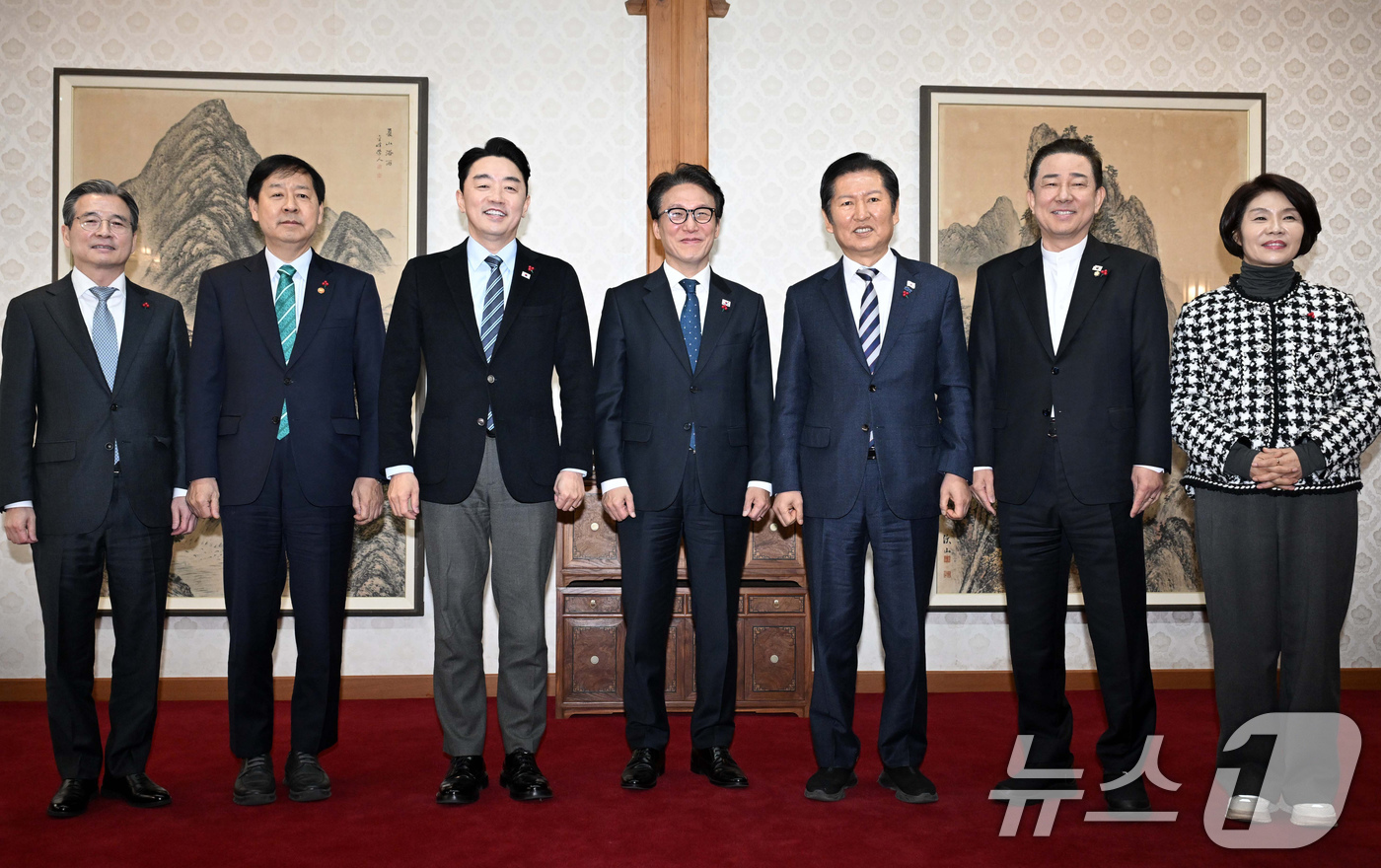 (서울=뉴스1) 장수영 기자 = 김민석 국무총리와 정청래 더불어민주당 대표, 강훈식 대통령실 비서실장이 21일 서울 종로구 국무총리공관에서 열린 제5차 고위당정협의회에 앞서 참석자 …