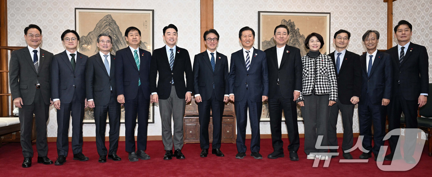 (서울=뉴스1) 장수영 기자 = 김민석 국무총리와 정청래 더불어민주당 대표, 강훈식 대통령실 비서실장이 21일 서울 종로구 국무총리공관에서 열린 제5차 고위당정협의회에 앞서 참석자 …