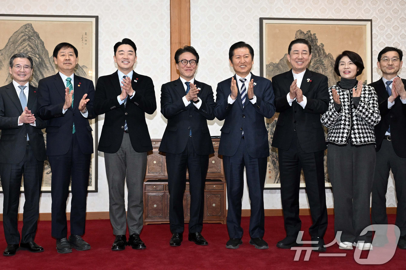 (서울=뉴스1) 장수영 기자 = 김민석 국무총리와 정청래 더불어민주당 대표, 강훈식 대통령실 비서실장이 21일 서울 종로구 국무총리공관에서 열린 제5차 고위당정협의회에 앞서 참석자 …