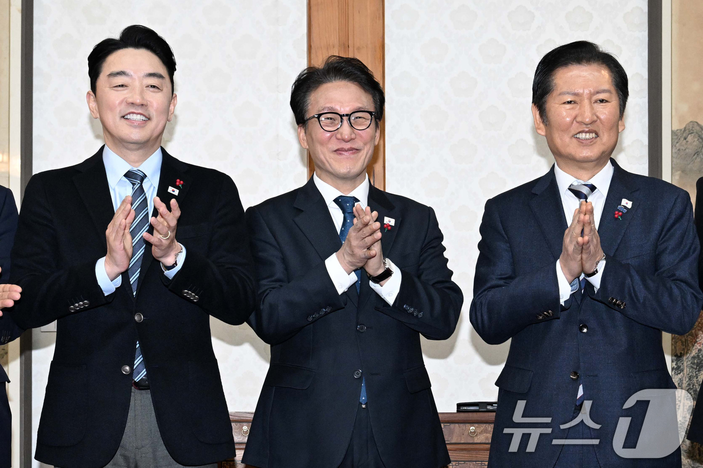 (서울=뉴스1) 장수영 기자 = 김민석 국무총리와 정청래 더불어민주당 대표, 강훈식 대통령실 비서실장이 21일 서울 종로구 국무총리공관에서 열린 제5차 고위당정협의회에 앞서 기념촬 …