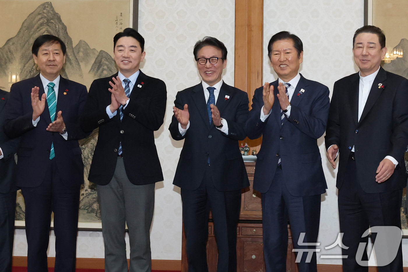 (서울=뉴스1) 장수영 기자 = 김민석 국무총리와 정청래 더불어민주당 대표, 강훈식 대통령실 비서실장이 21일 서울 종로구 국무총리공관에서 열린 제5차 고위당정협의회에 앞서 참석자 …