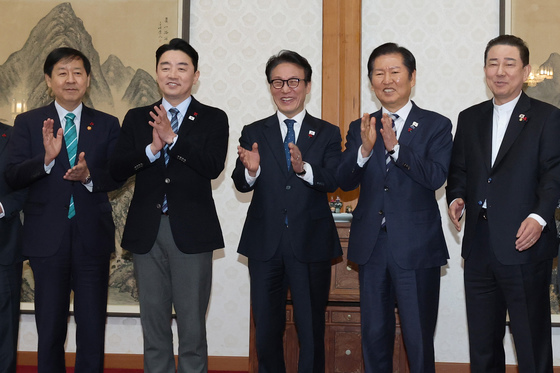 웃음으로 시작하는 고위당정협의회