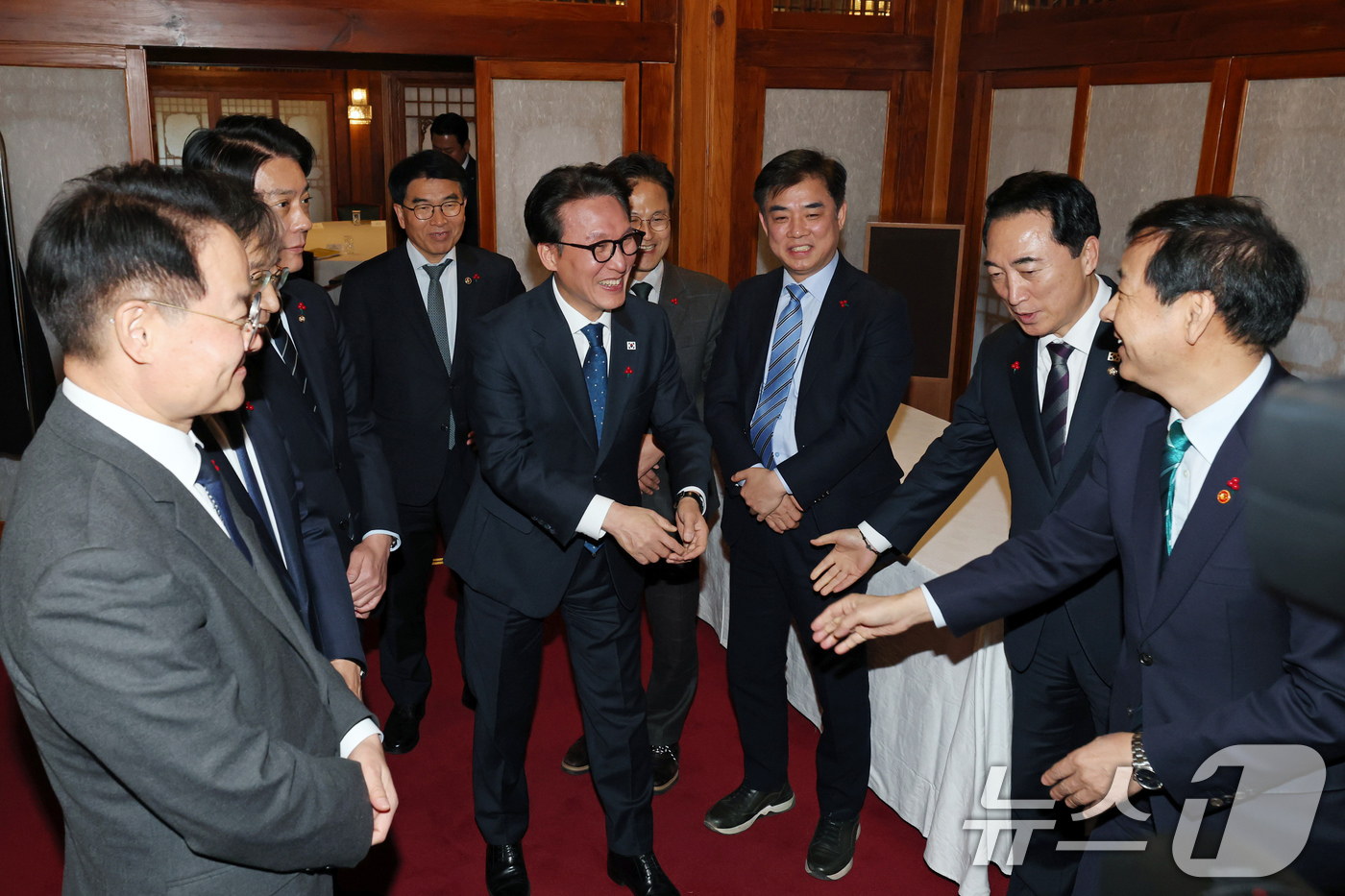 (서울=뉴스1) 장수영 기자 = 김민석 국무총리가 21일 서울 종로구 국무총리공관에서 열린 제5차 고위당정협의회에 앞서 구윤철 경제부총리와 인사하고 있다. (공동취재) 2025.1 …