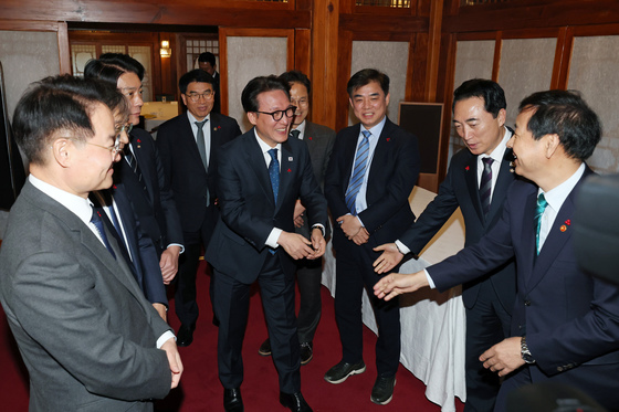 고위당정협의회에서 인사나누는 김민석 총리와 구윤철 부총리