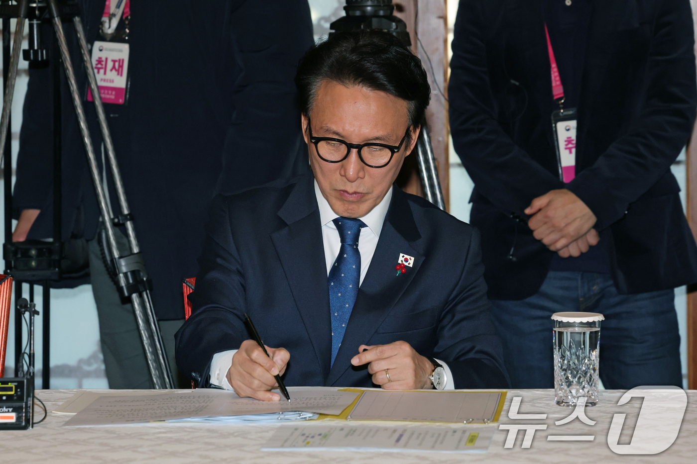 (서울=뉴스1) 장수영 기자 = 김민석 국무총리가 21일 서울 종로구 국무총리공관에서 열린 제5차 고위당정협의회에서 정청래 더불어민주당 대표의 발언을 경청하고 있다. (공동취재) …