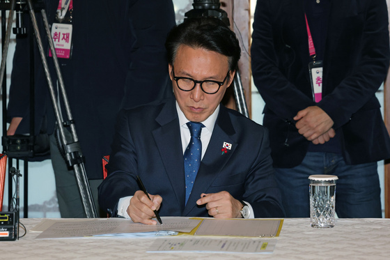 정청래 대표 발언 경청하는 김민석 총리