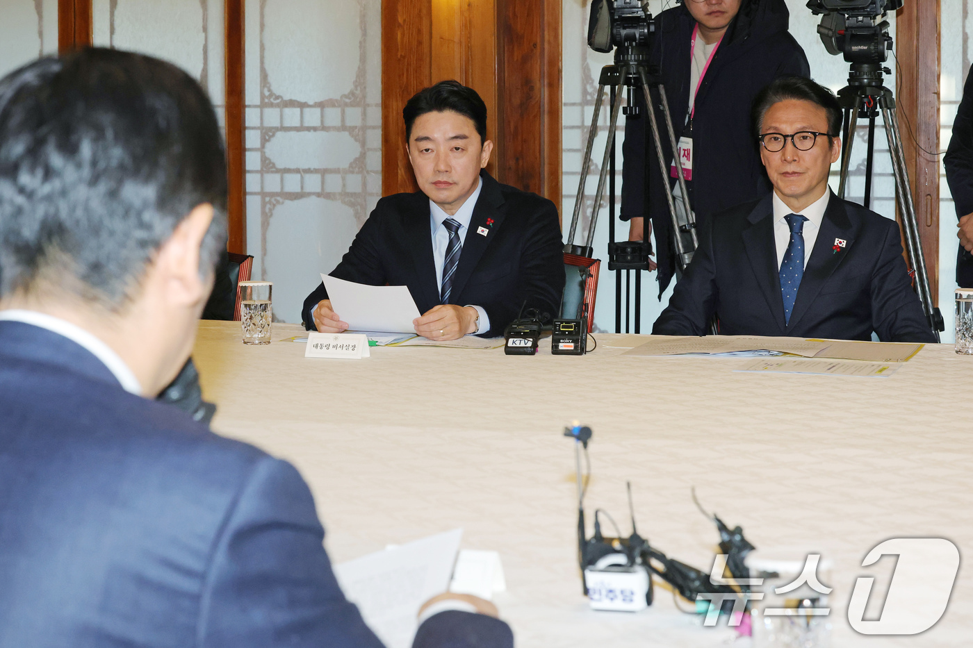 (서울=뉴스1) 장수영 기자 = 김민석 국무총리와 강훈식 대통령 비서실장이 21일 서울 종로구 국무총리공관에서 열린 제5차 고위당정협의회에서 정청래 더불어민주당 발언을 경청하고 있 …