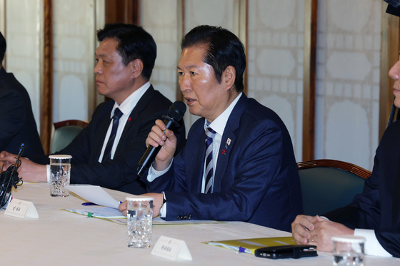 與 "당정대, 부동산 대책 지혜 짜낼 것…연말연시쯤 공급안"