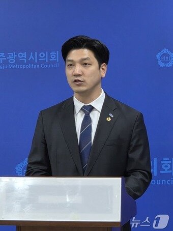 본문 이미지 - 이명노 광주시의원이 21일 오후 광주시의회서 긴급기자회견을 갖고 양부남 더불어민주당 광주시당위원장을 규탄하고 있다.(이명노 의원 제공. 재배포 및 DB 금지)