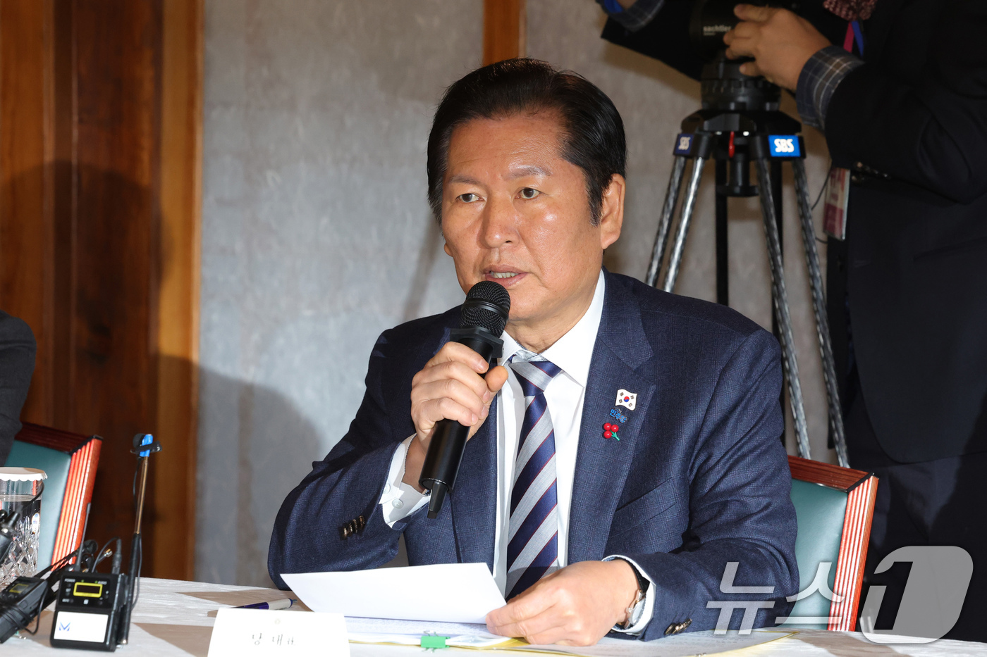 (서울=뉴스1) 장수영 기자 = 정청래 더불어민주당 대표가 21일 서울 종로구 국무총리공관에서 열린 제5차 고위당정협의회에서 발언하고 있다. (공동취재) 2025.12.21/뉴스1 …